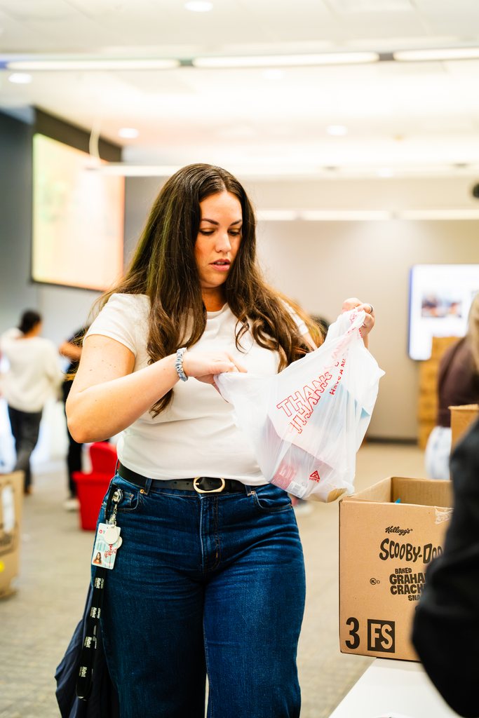 Volunteer packing a weekend meal bag for Blessings in a Backpack